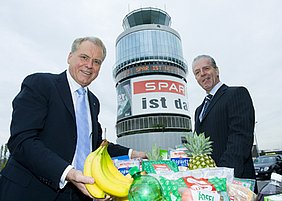 Erwin Schmuck und Gerhard Widmann mit einigen Lebensmitteln vor dem Tower
