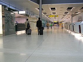 Personen gehen mit Koffer im Terminal