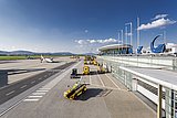 Vorfeld mit Schriftzug Flughafen Graz und Austrian Dash.