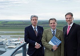 Mag. Alfred Ötsch, Mag. Johann Zemsky und Ing. Gerhard Schmid mit der druckfrischen Publikation „Umwelt und Luftfahrt“