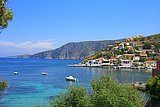 Griechische Bucht mit Booten und weißen Häusern.