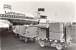 Beladung einer Boing 737 der Lufthansa 1988