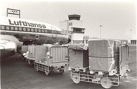 Beladung einer Lufthansa Boeing 737 im Jahr 1988