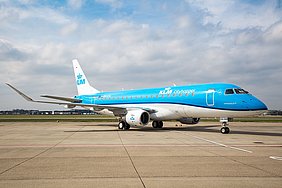 Embraer 175 von KLM auf dem Vorfeld.