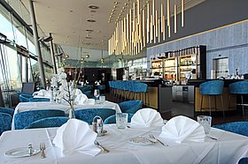 Slika kaže notranjost Restavracije Globetrotter na letališ?u Gradec