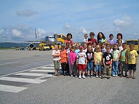 Ein Gruppe Kinder bei einer Führung am Flughafen