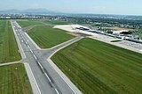 Piste und Rollwege des Flughafen Graz von oben