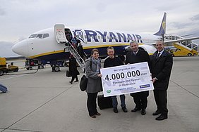 Alexandra König, Chris Austin, Hermann Schützenhöfer und Gerhard Widmann vor der Ryanair-Maschine