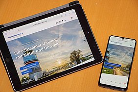 Ansicht Webseite auf einem Tablet und einem Smartphone.