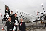 Gerhard Widmann mit SkyWork Crew am Flugzeug.