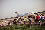 Laufstrecke und Läufer:innen beim 1. Graz Airport Run