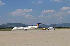 Lufthansa und Austrian Airlines Maschinen auf dem Vorfeld.