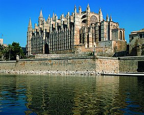 Die Kathedrale von Palma mit Wasser im Vordergrund