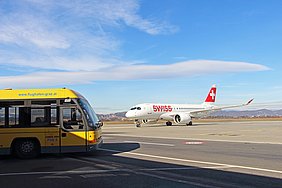 [Translate to Slovenš?ina:] SWISS Flugzeug und Passagierbus