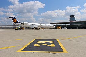 Lufthansamaschine auf dem Vorfeld.