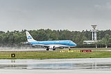 KLM Flugzeug landet auf Piste.